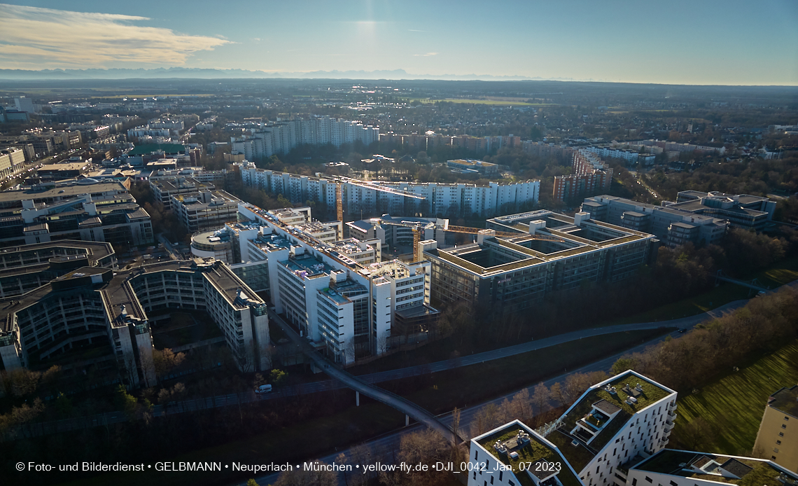 07.01.2023 - Luftbilder vom Plettzentrum mit Montessori Schule in Neuperlach